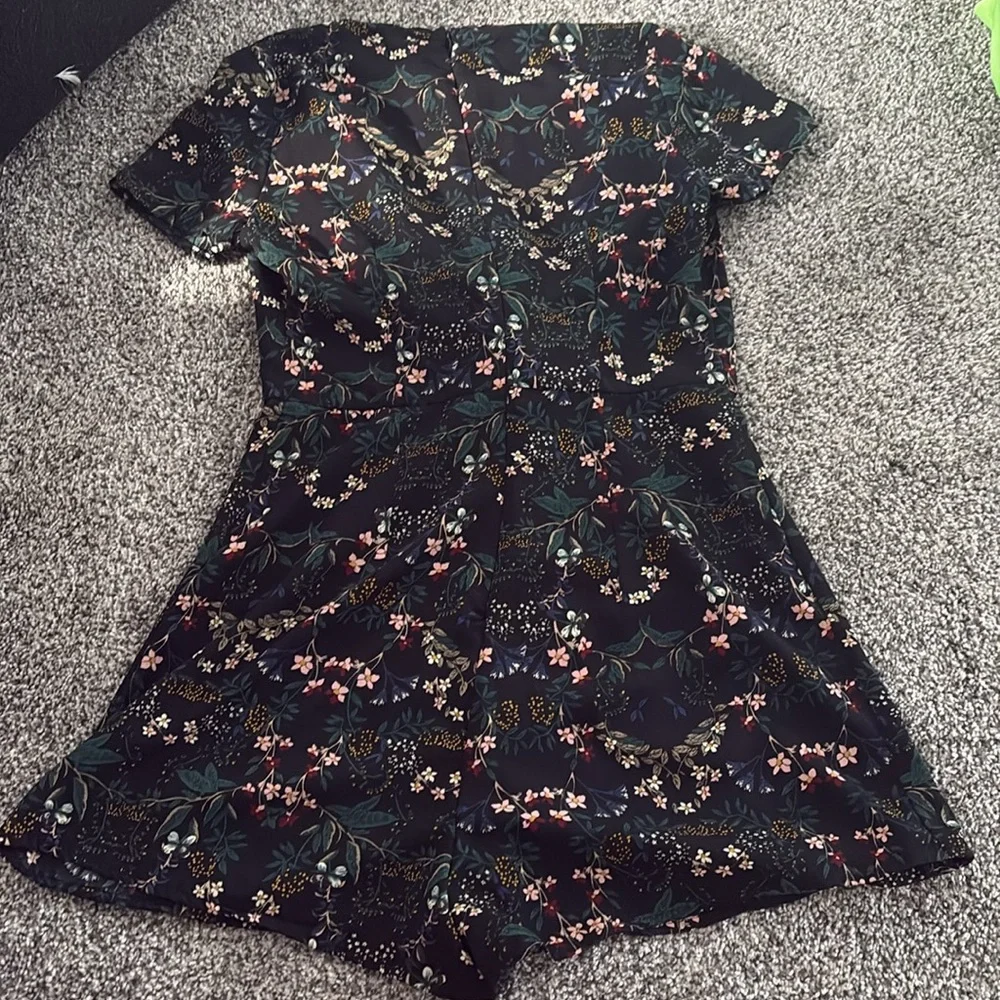 ✨HP✨Black Floral Romper - Picture 7 of 7